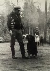 KSKK:n ja Uudenmaan kennelpiirin nuorisoleiri Kovelossa 1977; Rainer Porttinen ja rottweileruros Rutku. Taustalla Maurin tytäri Mervi Laakso.